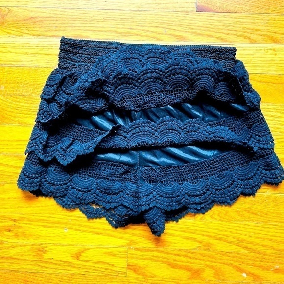 Alt. B Ladies layered crochet black shorts! 🤩 - Picture 2 of 8